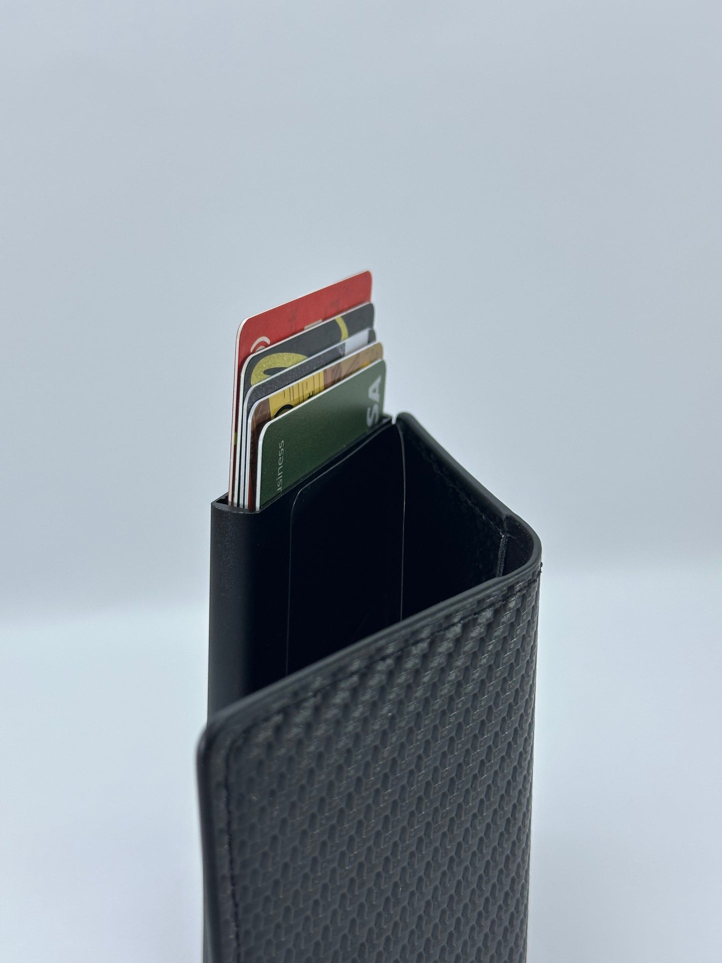 Стилно мъжко портмоне с алуминиев механизъм – RFID защита и бърз достъп до карти