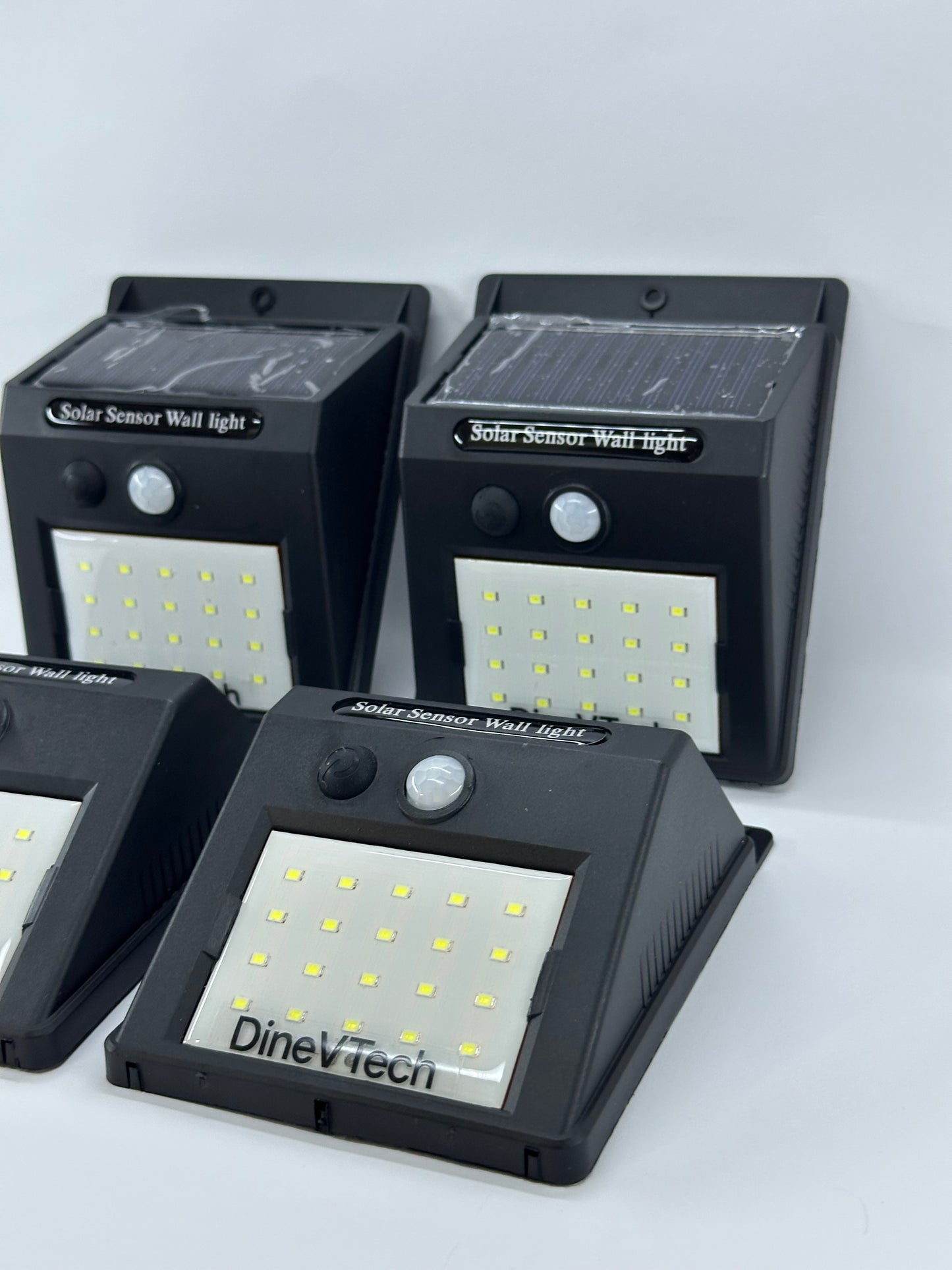 Комплект от 4 соларни LED лампи със сензор за движение – външно осветление за стена, двор и фасада