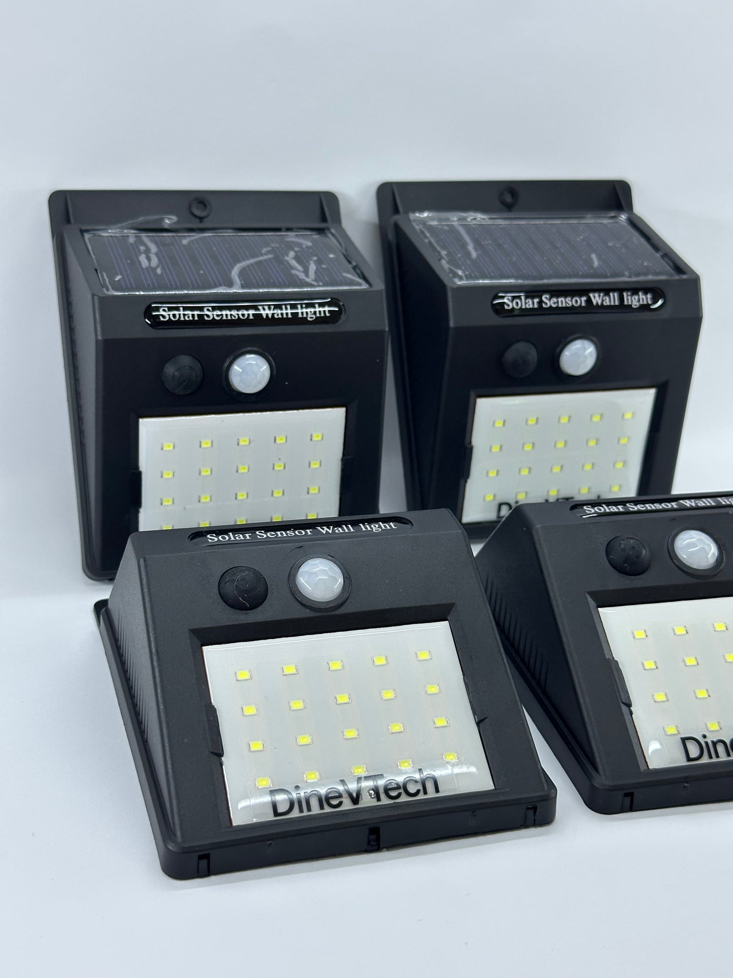 Комплект от 4 соларни LED лампи със сензор за движение – външно осветление за стена, двор и фасада